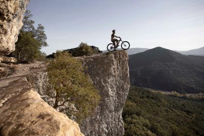 By mountain bike through a mountain bike space